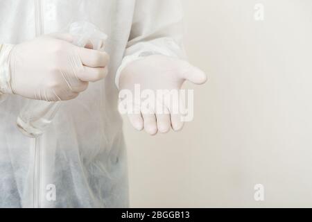 Spray imbevuto di alcol, spray antibatterico, liquido antisettico per la pulizia delle mani in uno spazio per la copia delle mani maschili. Protezione per coronavirus Covid-19, igiene delle mani. Pelle Foto Stock