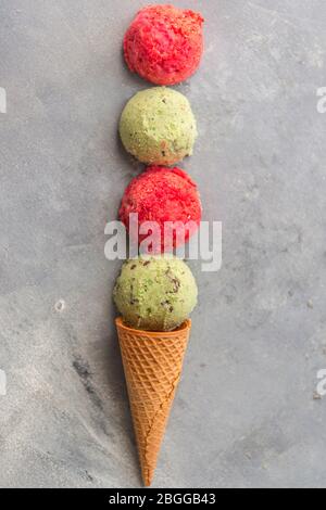 Gelato con fragola e menta e cioccolato Foto Stock