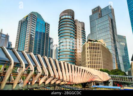 Ponte pedonale nel quartiere centrale degli affari di Jakarta in Indonesia Foto Stock