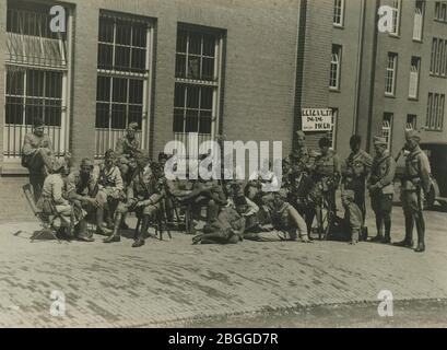 Het districement van de Amsterdam burgerwacht rust uit op het binnenterrein van Foto Stock