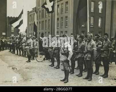 Het systemement van de Amsterdam burgerwacht staat aangetreden op de binnenpla Foto Stock