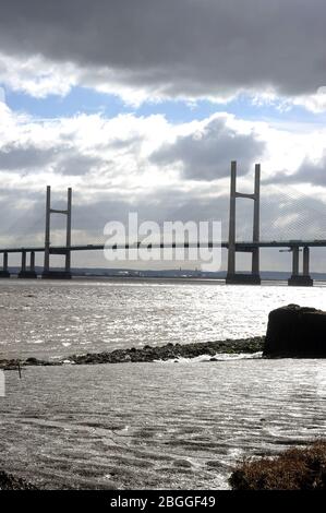 Second Severn Crossing (principe del Wales Bridge) visto da vicino Sudbrook. Foto Stock