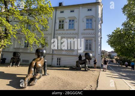 PRAGA, REPUBBLICA CECA - APRILE 21: Tre grandi sculture in bronzo per bambini di David Cerny. Parco sull'Isola di Kampa. Foto Stock