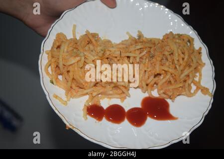 spaghetti fatti in trito di pollo e salsa di pomodoro Foto Stock