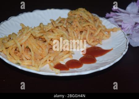 spaghetti fatti in trito di pollo e salsa di pomodoro Foto Stock