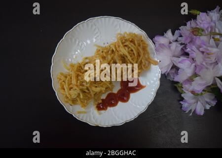 spaghetti fatti in trito di pollo e salsa di pomodoro Foto Stock