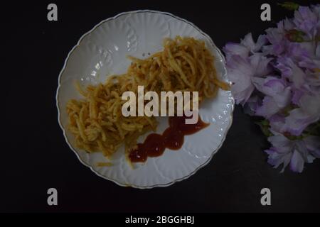 spaghetti fatti in trito di pollo e salsa di pomodoro Foto Stock