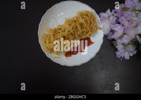 spaghetti fatti in trito di pollo e salsa di pomodoro Foto Stock