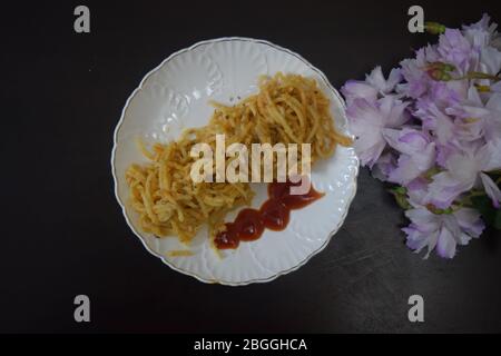 spaghetti fatti in trito di pollo e salsa di pomodoro Foto Stock