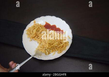 spaghetti fatti in trito di pollo e salsa di pomodoro Foto Stock