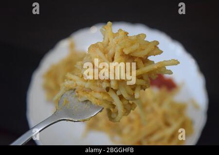 spaghetti fatti in trito di pollo e salsa di pomodoro Foto Stock