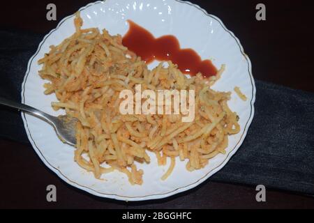 spaghetti fatti in trito di pollo e salsa di pomodoro Foto Stock