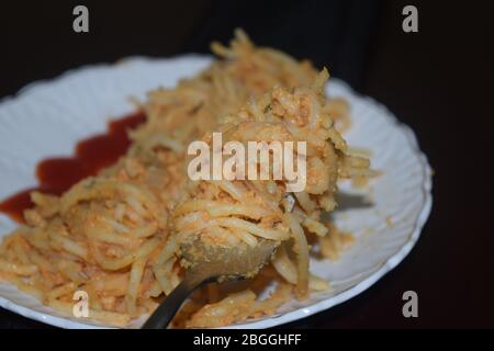 spaghetti fatti in trito di pollo e salsa di pomodoro Foto Stock