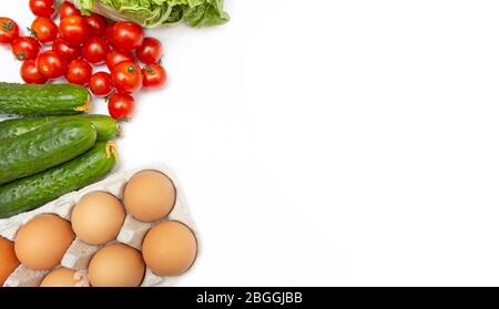 Set di verdure con cetrioli, pomodori, cavolo e un vassoio di uova di pollo. Spazio di copia. Donazione di cibo Foto Stock