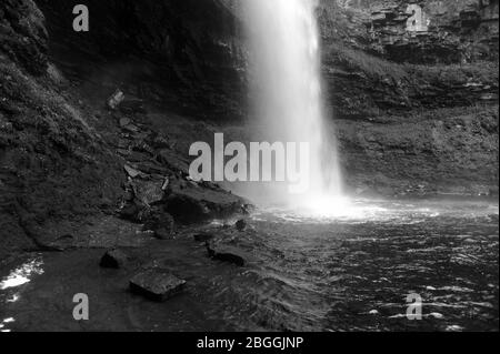 Cascate di Henrhyd / Sgwd Henrhyd. Con i suoi 90 metri, questa è la cascata più alta del Galles del Sud. Foto Stock