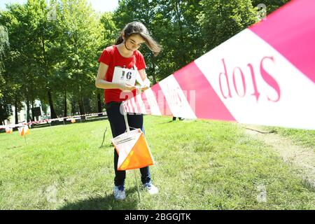 Attività del punto di controllo orienteering esterno. Linea ad un orienteering. Controllare il prisma del punto e il poster per l'orientamento. Equipaggiamento di navigazione Foto Stock