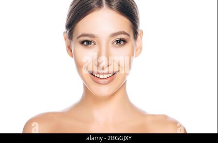 Ritratto di una giovane donna sorridente. Fashion Beauty Model isolata su bianco Foto Stock