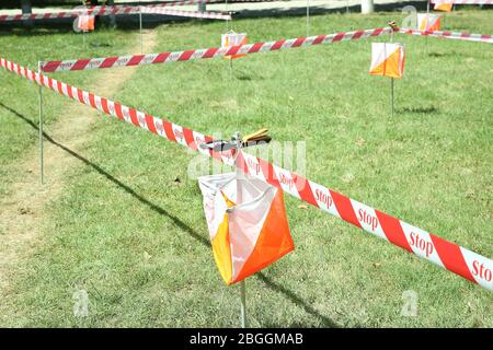 Attività del punto di controllo orienteering esterno. Linea ad un orienteering. Controllare il prisma del punto e il poster per l'orientamento. Equipaggiamento di navigazione Foto Stock