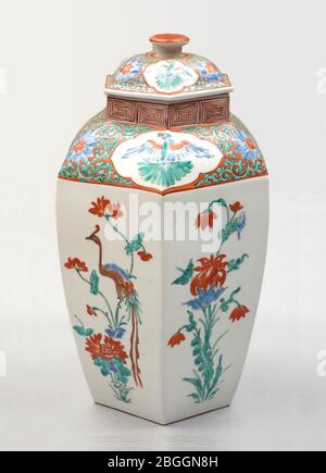 Vaso esagonale, Imari, tipo Kakiemon, periodo Edo, 17 ° secolo, pianta fiorita e phoenix design in smalto overglassa Foto Stock