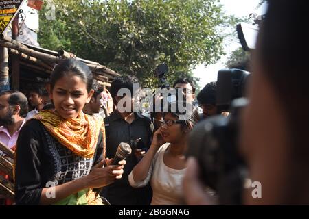 Gli studenti dell'Università di Jadavpur con Aishee Ghosh che hanno rivolto un appello per condannare e resistere al fascismo di ABVP e BJP nell'università Foto Stock