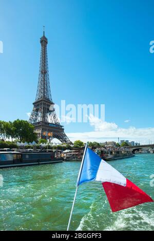 Torre Eiffel dal fiume Senna con tricolore francese, Parigi, Francia Foto Stock