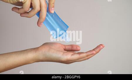 Donne che lavano le mani con gel di alcool o detergente antibatterico Foto Stock