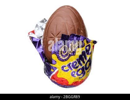 Cadbury Creme Egg su sfondo bianco Foto Stock