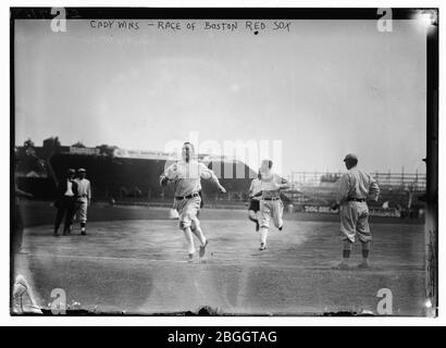 Hick Cady di Boston Red Sox vince la corsa ai piedi con Jack o'Brien (allenatore Boston Red Sox, pantaloncini, parzialmente oscurati) e il compagno di squadra Buck o'Brien (guardando alla sua destra) al Fenway Park di Boston Foto Stock