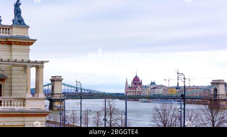 Vista del Ponte delle catene, del Parlamento ungherese e del Danubio dal Bazaar del Giardino del Castello, Budapest Ungheria. Foto Stock