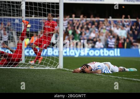 LONDRA, INGHILTERRA. Queens Park Rangers Forward Charlie Austin cade a terra come lui si perde poco nella prima metà durante il Barclays Premier League Match tra Queens Park Rangers & Liverpool a Loftus Road, Londra Domenica 19 ottobre 2014 (Credit: MI News) Foto Stock