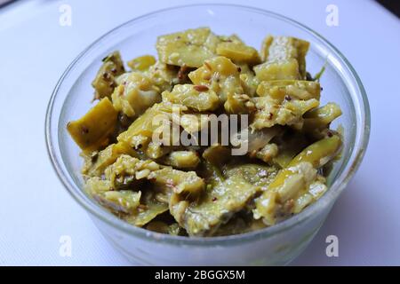 Fresco Ridge gourd curry isolato su sfondo bianco Foto Stock