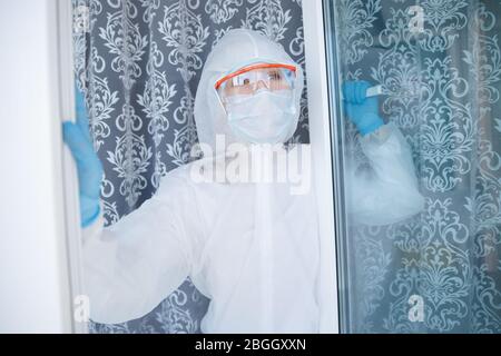 Medico stanco rischio biologico dopo un duro spostamento in ospedale, il coronavirus guarda il cielo blu Foto Stock