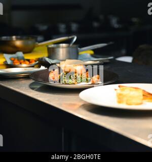 Piatti in attesa di servizio in cucina ristorante, Foto Stock