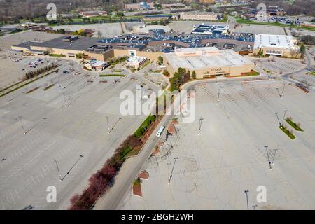 Dearborn, Michigan, Stati Uniti. 20 aprile 2020. Il Fairlane Town Center, un importante centro commerciale regionale nei sobborghi di Detroit, è chiuso a causa della pandemia di coronavirus. Il parcheggio è vuoto. Credit: Jim West/Alamy Live News Foto Stock