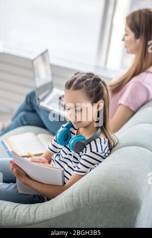 Studentessa e mamma che lavorano a un computer portatile. Foto Stock