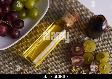 olio di semi di uva in bottiglia di vetro e contagocce con olio di semi di uva Foto Stock