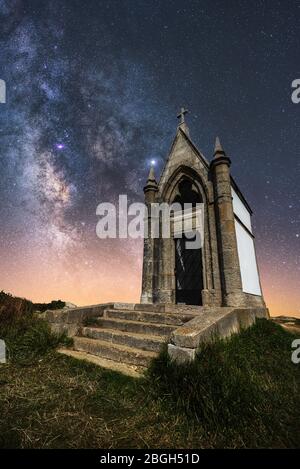 Vecchia chiesa bianca di notte con la Via Lattea Foto Stock