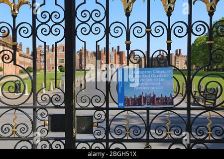 Polizia metropolitana a Hampton Court Palace chiuso, East Molesey, Surrey, Inghilterra, Gran Bretagna, Regno Unito, Regno Unito, Europa Foto Stock