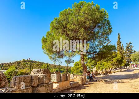 Atene, Grecia - 14 ottobre 2016: Persone sulla strada per l'Acropoli e le vecchie rovine Foto Stock