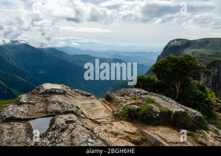 Una vista in prospettiva alta sul canyon di Fortaleza in Brasile Foto Stock