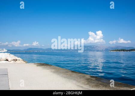 Vista sulla baia dalla spianata della città di Corfù Foto Stock