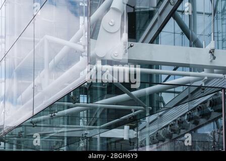 Glassing Glass Tower Structure Architecture 1980 Bridge House, St Katharine's Way, London E1W 1DD di RSHP Rogers Stirk Harbour & Partners Foto Stock