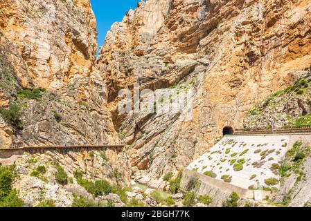 17 aprile 2018 - El Chorro, Spagna. Caminito del Rey fu costruito all'inizio del XX secolo. La ferrovia a metà del 19 ° secolo. Foto Stock