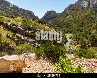 17 aprile 2018 - El Chorro, Spagna. Il fiume Guadalhorce scorre attraverso la gola del Desfiladero de los Gaitanes e accanto al famoso Caminito del Rey Foto Stock