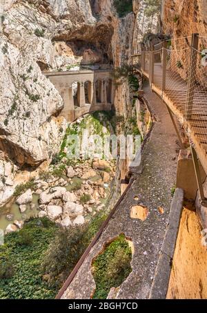 17 aprile 2018 - El Chorro, Spagna. La struttura in calcestruzzo originaria cadde in disfacimento e causò diverse morti, chiuse alla fine del XIX secolo, Foto Stock