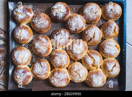 Panini freschi fatti in casa a tavola Foto Stock