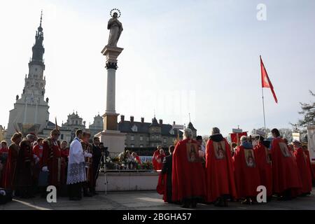 Czestochowa, Polonia - 30 marzo 2019: Incontro al Monastero di Jasna Gora dei Cavalieri di Cristo Re sotto la guida del sacerdote Piotr Natane Foto Stock