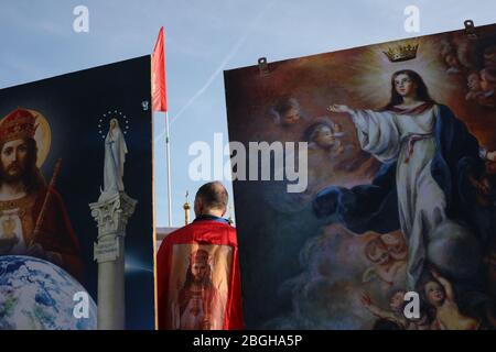 Czestochowa, Polonia - 30 marzo 2019: Incontro al Monastero di Jasna Gora dei Cavalieri di Cristo Re sotto la guida del sacerdote Piotr Natane Foto Stock