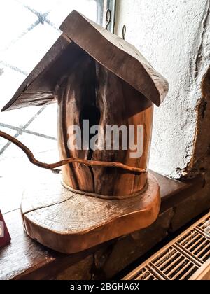 Birdhouse fatta di albero cavo, una casa per nidificare gli uccelli. Foto Stock