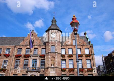 L'antico municipio di Düsseldorf, presso la piazza del mercato nel centro storico, vicino al fiume Reno. La parte più antica di questo Municipio fu costruita dal 1570 al 1573. Foto Stock